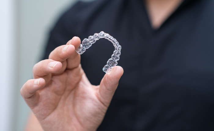 Invisalign czy zwykły aparat – co wybrać dla siebie?